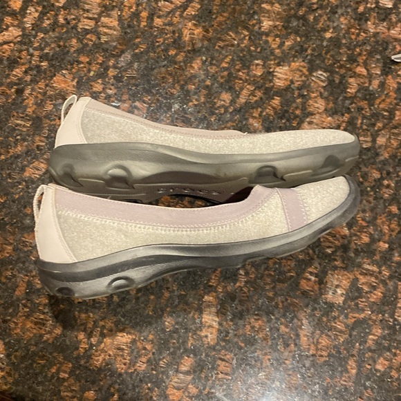 Crocs slip ons gray and pink women’s size 9 - Picture 4 of 5